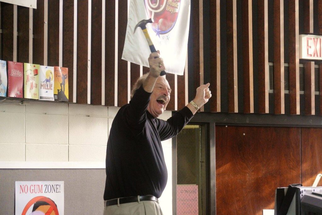 Dan putting up music program