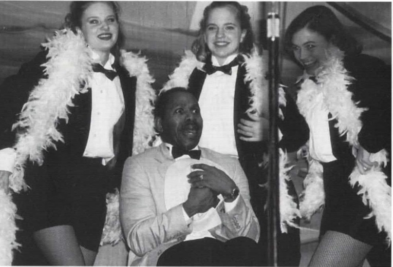 Les Fonza with performers